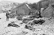 Canadian dead on Blue beach at Puys. Bundesarchiv Bild 101I-291-1230-13, Dieppe, Landungsversuch, tote alliierte Soldaten.jpg