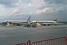 photographie en couleur montrant deux avions garés côte à côte