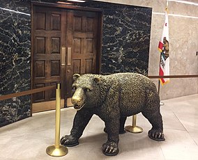 Статуя медведя гризли в Калифорнии, Capitol Museum.jpg