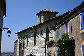 Vue sur l'Église depuis la rue centrale.