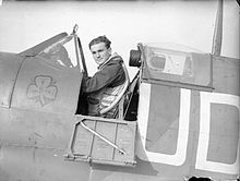 Photographie en noir et blanc d'un homme dans un habitacle d'avion.