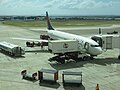 'n Delta Boeing 737-800 oppad na Atlanta staan geparkeer by hek 4