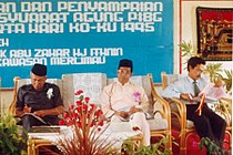 Tahun 1995: YB Datuk Abd. Azis bin Abd. Ghani (ADUN Sg. Rambai) yang berbaju Melayu hadir dalam Mesyuarat Agung PIBG. Di sebelah kanan beliau ialah Tn. Hj. Seman bin Deros yang telah bertugas di PPD Jasin pada masa tersebut.