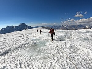 Descenso por la zona Glaciar. Las altas temperatura hacen que aparezcan grietas que antes no fueron visibles.