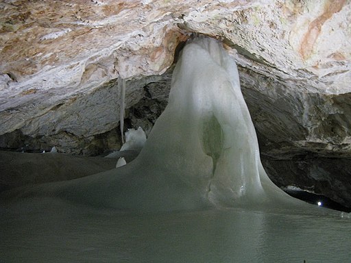 Dobšinská ľadová jaskyňa Ice form well