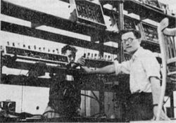 Ромуальд Марчиньский (справа) у компьютера EMAL