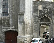 Puerta con decoración flamígera y restos del muro del claustro