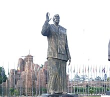 A statue of Sirleaf unveiled in Owerri's Ikemba Ojukwu Square (Imo state, Nigeria) in 2017 Ellen Johnson statue (cropped).jpg