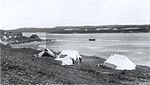 Обустройство предварительного лагеря на реке Грейт-Кит 1922.jpg