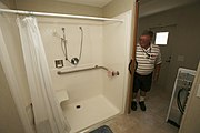 2007年のカンザス州のトルネードの被災地のための仮設住宅のシャワー・ユニット