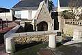 La fontaine Saint-Colomban : vue d'ensemble.