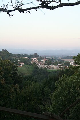 Village «&#160;moderne&#160;» de Pérouges, photographié depuis la cité médiévale