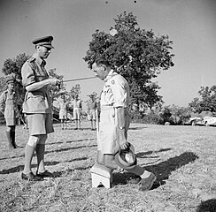Король Георг VI посвящает в рыцари генерала Оливера Лиза на поле в Италии в 1944 году