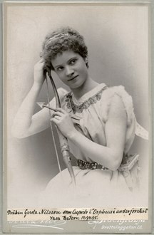 Gerda Nilsson som Cupido på Vasateatern 1895.