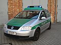 BE Streifenwagen VW Touran in alter grün-silberner Farbgebung