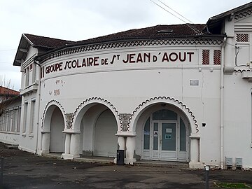 Groupe scolaire public de Saint-Jean-d'Août, construit en 1936 au n°202 chemin de Thore par la municipalité de Jean Larrieu