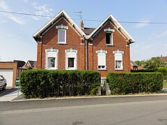 Des habitations groupées par deux.