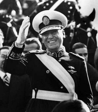 El moviment peronista s'havia conformat entre 1943 i 1945, amb base en una aliança entre les principals corrents sindicals (socialista i sindicalista revolucionària) amb un sector de l'Exèrcit, que va permetre que Juan Domingo Perón guanyés les eleccions presidencials de 1946