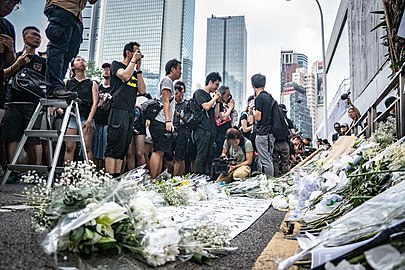 手向け花が車線にあふれる様子（16時55分）