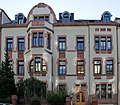 Mietshaus in geschlossener Bebauung mit Vorgarten