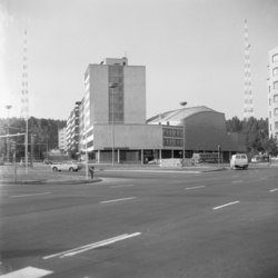 Konserttitalo ja radiomastot. Kuva on otettu vuosien 1978–1980 välillä.