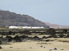 Orzola gezien vanaf het kleine zand- en rotsstrand ten zuiden van de plaats