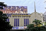 Ekstera perspektivo de konstruaĵo kun la vorto "BOSTON GARDEN" antaŭ ĝi.