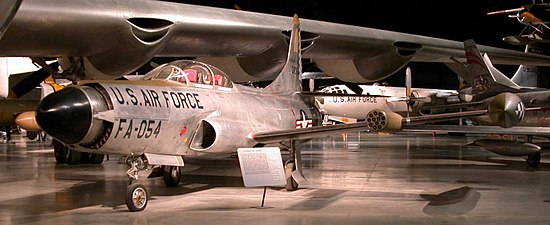 En F-94C med raketpanelerna infällda och med raketkapslar på vingarna.
