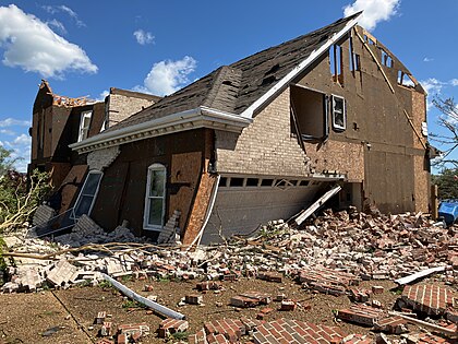 Casa destruída em Virginia Beach, Estados Unidos, por um intenso tornado EF3 em 30 de abril de 2023. O Serviço Nacional de Meteorologia dos Estados Unidos classificou os danos a essa casa como EF3 (“graves”) na escala Fujita melhorada, com ventos estimados em 233 quilômetros por hora. (definição 4 032 × 3 024)