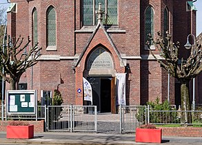 Portal mit Giebelmosaik und Hinweisen zur verlässlich geöffneten Kirche