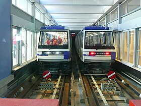 Deux rames à quais au terminus. Des portes palières protègent les voyageurs.