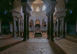 Intérieur de Sainte-Constance. 24 colonnes supportent seules l'épais tambour et la coupole.