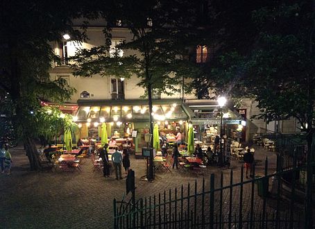 L'Été en pente douce, à gauche, situé rue Paul-Albert, au bas de l'escalier de la rue Utrillo.