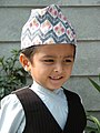 ダカ・トピと衣装を身に着けるネパールの子供