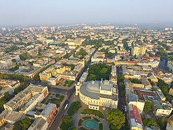 Ilmakuva Odessan vanhasta kaupungista, etualalla Odessan kansallinen akateeminen ooppera- ja balettiteatteri.