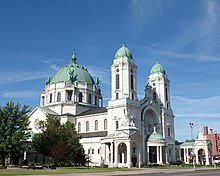 photo d'une grande église avec un vaste dôme, et deux clochers encadrant la façade