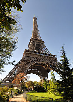 La tour Eiffel, à Paris. (définition réelle 2 803 × 3 924)