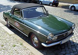 Une 404 Cabriolet dans une belle livrée British Racing Green.