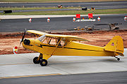 Piper J-3 Cub exemplo de monoplano de asa semi-alta.