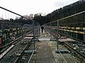 Piéton traversant le pont de Godinne, fermé à la circulation.