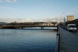 En primer plano el puente de Santiago y detrás el puente de los Tirantes.