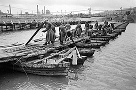 Unité du génie montant un pont, oblast de Donetsk, août 1943.