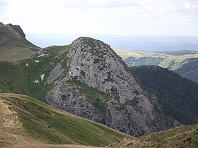 Le roc d'Hozières vu des pentes du puy Chavaroche.