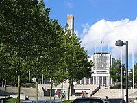 Vue de l’hôtel de ville de Brest et du monument aux morts fermant la nouvelle rue de Siam (cliché de 2005).