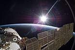 Izlazak Sunca u orbiti s pogledom na modul Zvezda
