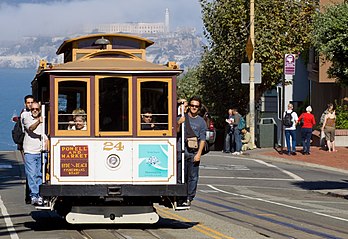 Cable car à San Francisco et, en arrière-plan, le fort d'Alcatraz. (définition réelle 3 000 × 2 058)