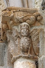 Un hombres-pájaro que decora un capitel del portal sur