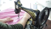 Fichier:Sewing with a 1894 Singer sewing machine.webm