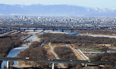 約260m下流には東海道線の木曽川橋梁（鉄道橋） 東側の木曽三川公園138タワーパークのツインアーチ138より