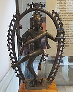 Uma das primeiras esculturas de Shiva Nataraja, da metade do século X, no Museu Britânico.[4]